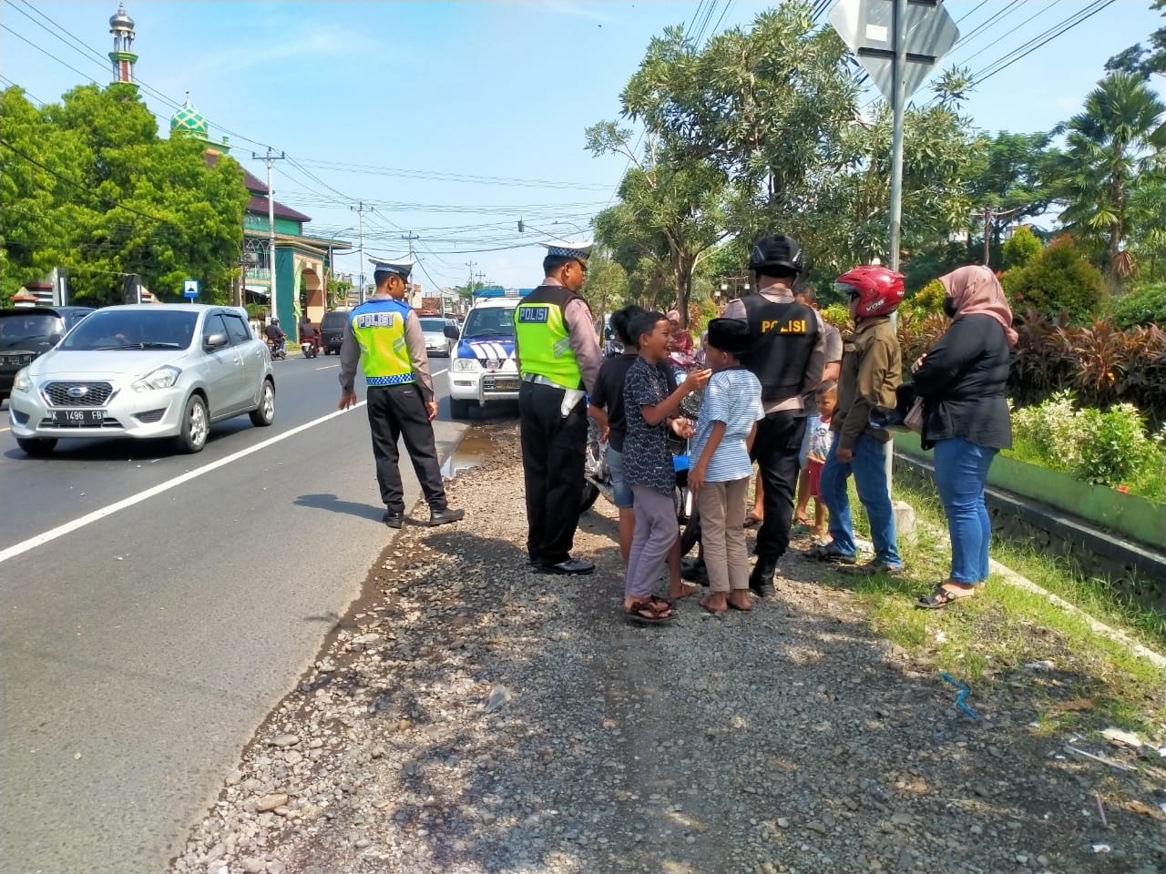 Pemudik Jatuh, Polisi Respon Cepat Menolong