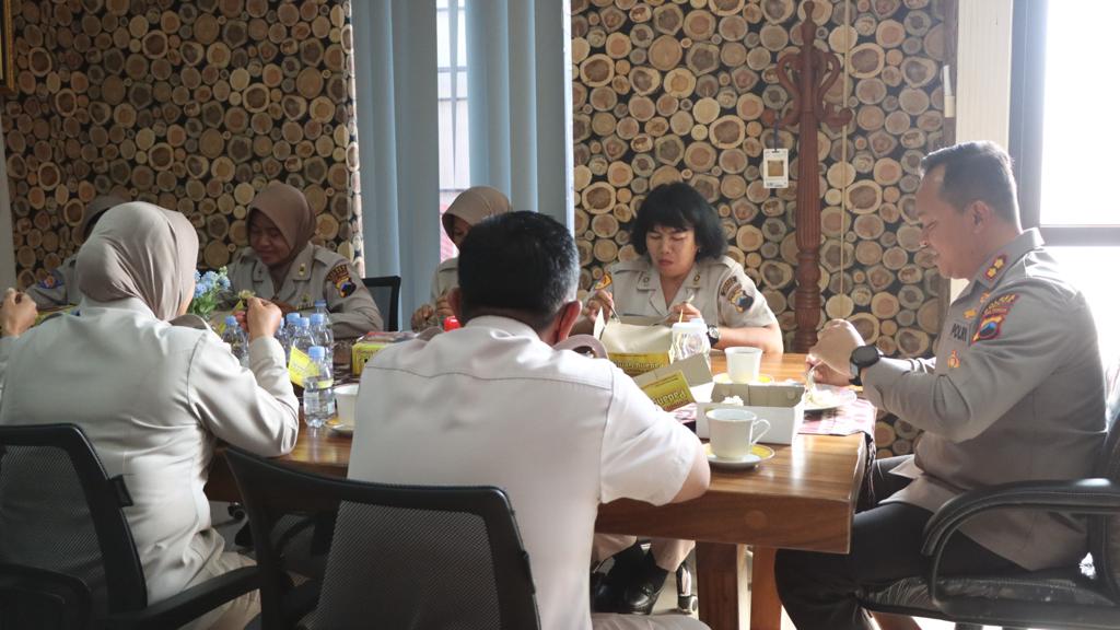 Sederhana, AKBP Wahyu Nugroho Setyawan Terlihat Makan Bersama ASN Polres Jepara