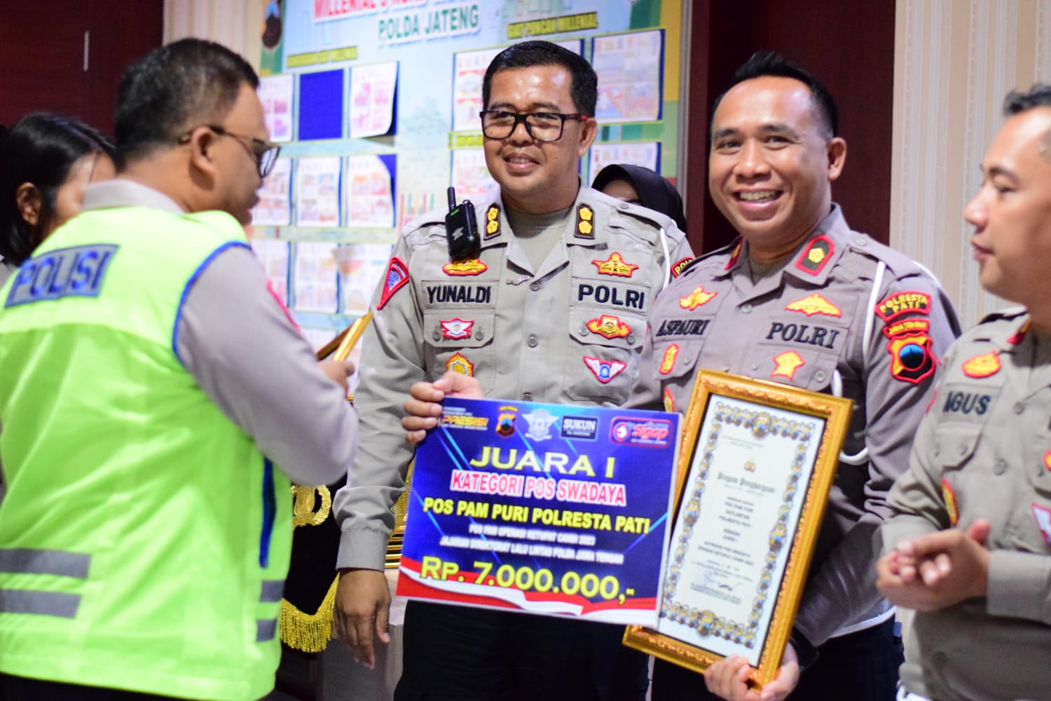 Juara 1, Dirlantas Polda Jateng Berikan Piala dan Piagam Penghargaan ke Satlantas Polresta Pati