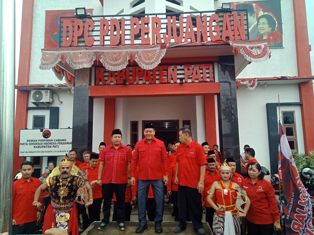 Konvoi Becak !!! PDI Perjuangan Mendaftarkan ke KPU Pati