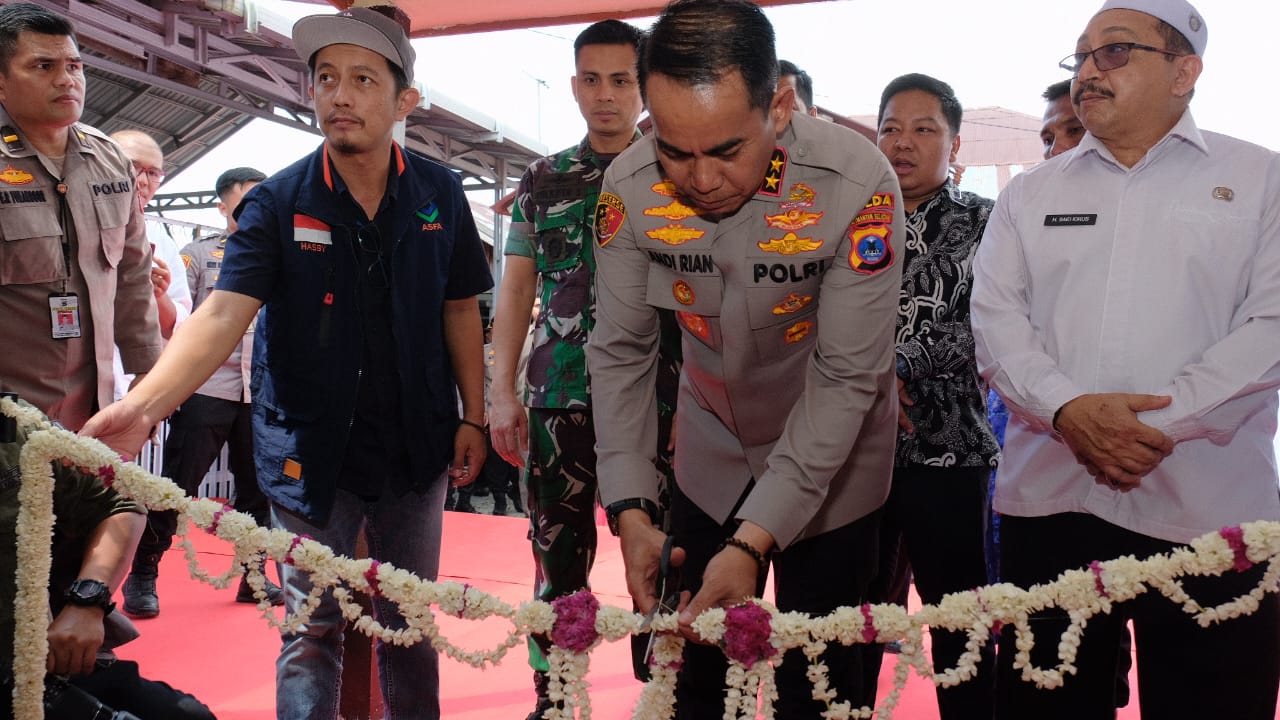 Momen Bahagia !!! Kapolda Kalsel Serahkan 10 Rumah ke Warga