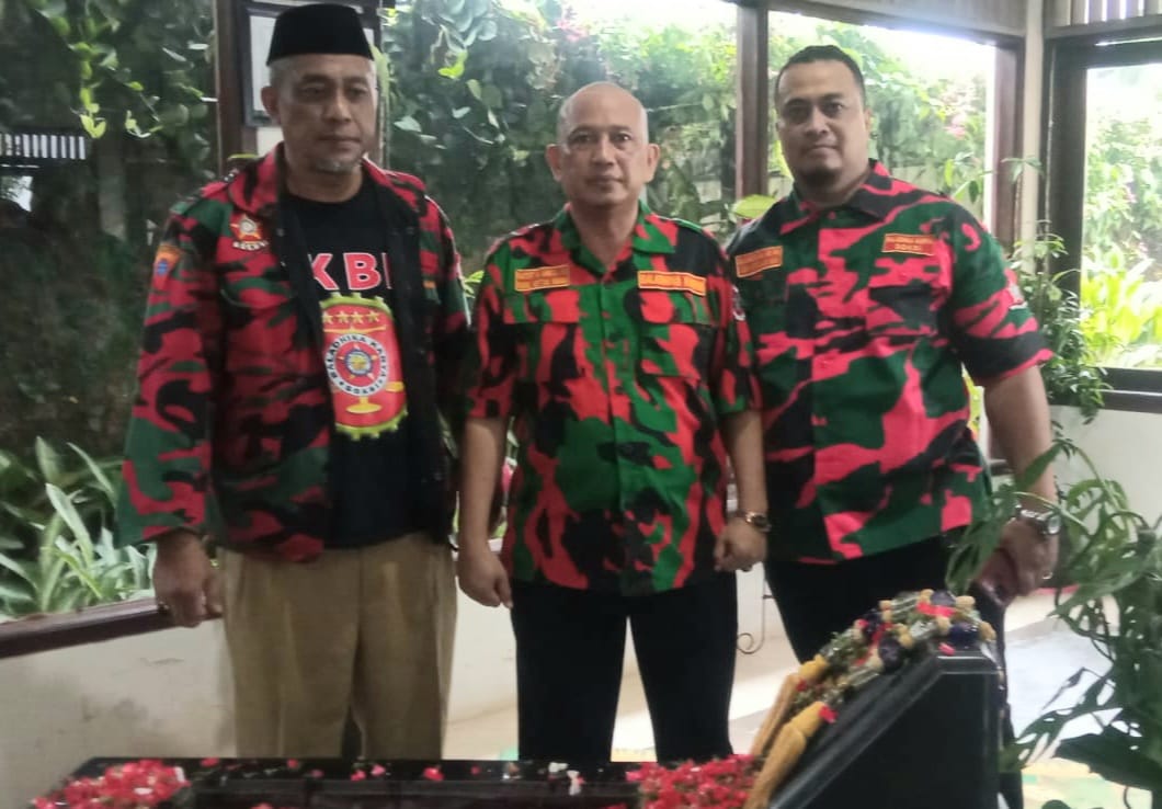 Tabur Bunga dan Do’a Bersama ke Makam Prof DR Suhardiman SE