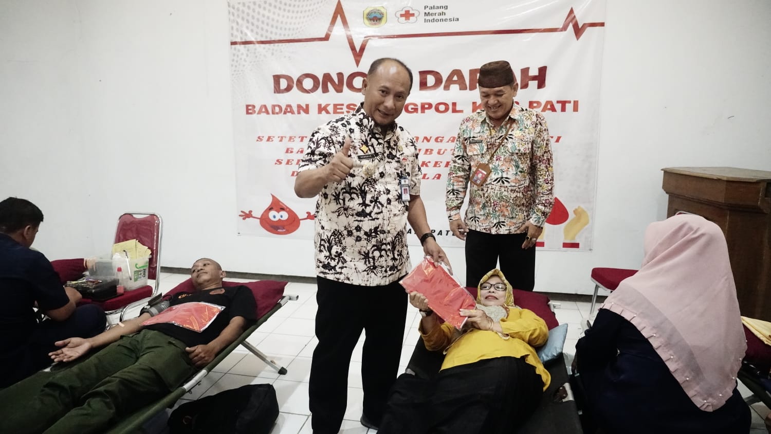 Peserta Donor Darah Terima Bendera Merah Putih