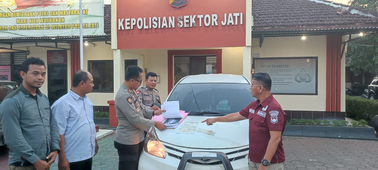 Awal Teka- Teki, Akhirnya Nopol B 1504 SYH Diserahterimakan Kapolsek Jati ke Pemilik Mobil