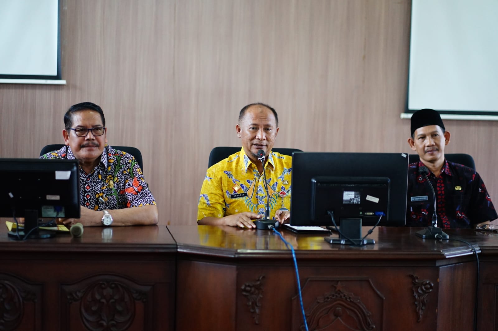 Henggar Serahkan Dana Hibah 123 Tempat Ibadah