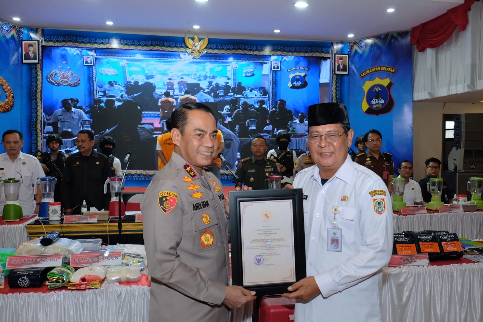 Brantas Narkoba, Kapolda Kalsel dan Dir Resnarkoba Polda Kalsel Terima Penghargaan