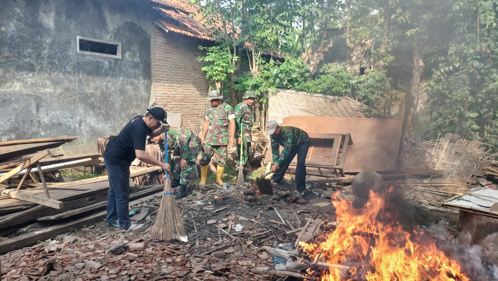 Kerja Bakti, TNI- Polri dan Pemerintah Desa Dukuhseti Kompak Bersihkan Lingkungan Mbah Sumini