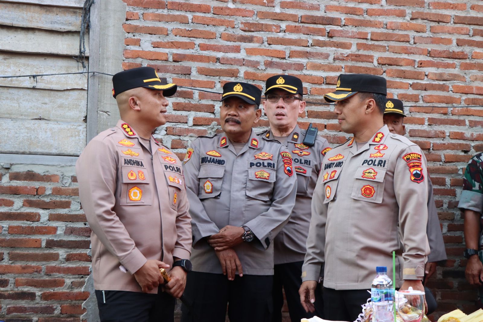 Hari Bhayangkara ke-77, Kapolresta Pati dan Kapolsek Tlogowungu Berikan Bantuan Bedah Rumah