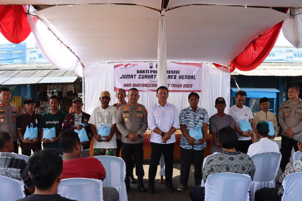 Gelar Jumat Curhat, Auditor Madya Itwasda Polda Jateng dan Kapolres Kendal Tampung Aspirasi Para Nelayan