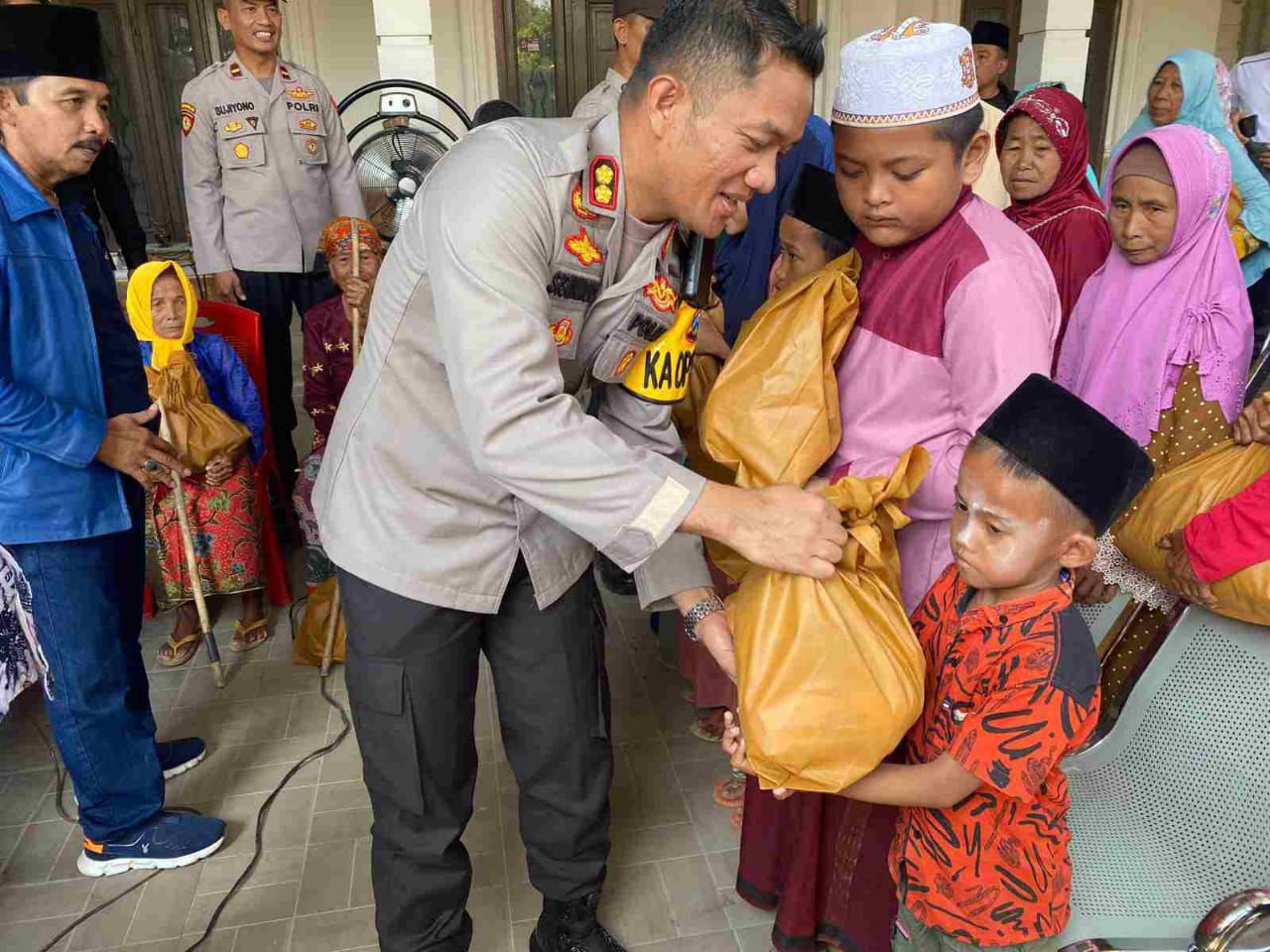 Hari Bhayangkara ke 77, Polres Sampang Berbagi Air Bersih dan Sembako ke Warga