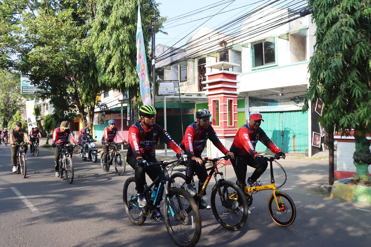 Hari Bhayangkara ke-77, Ribuan Warga Serbu Gowes Bersama