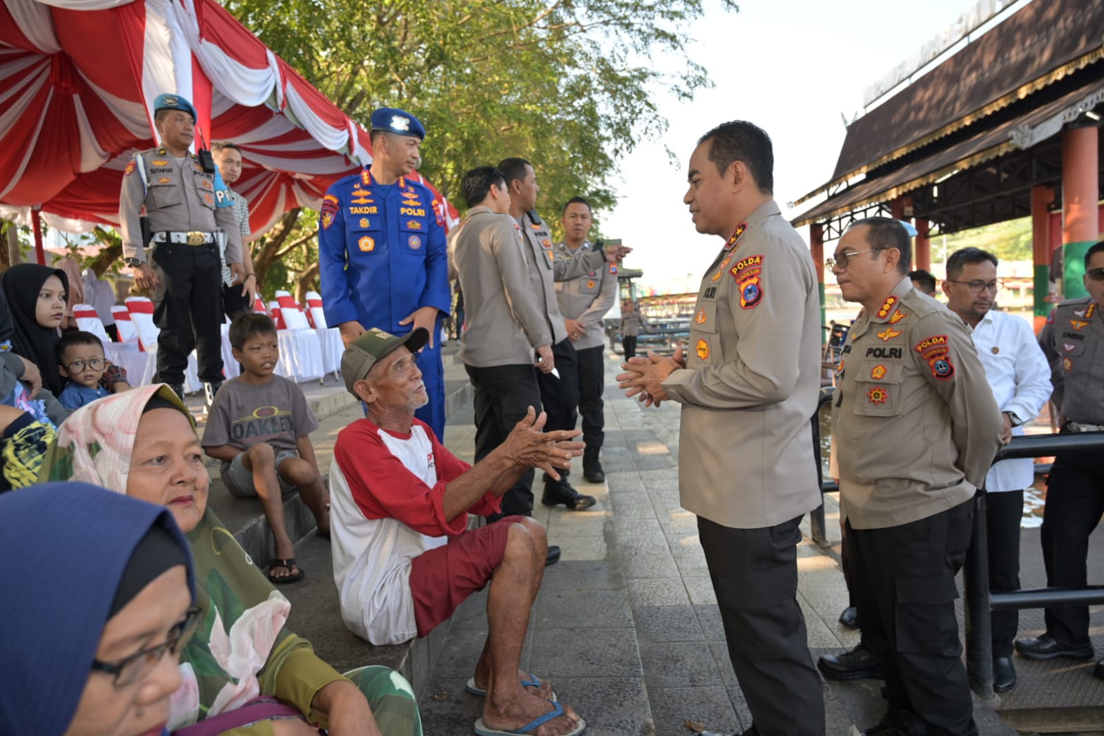 Bhayangkara ke 77, Kapolda Kalsel Bagikan 500 Paket Sembako Kepada Masyarakat