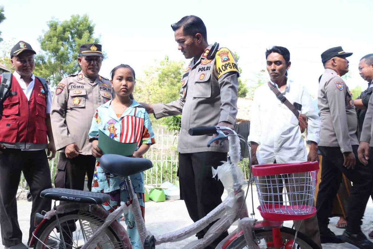 HUT Bhayangkara ke 77, Kapolres Sampang : Peduli Gadis Penderita Sakit Jantung