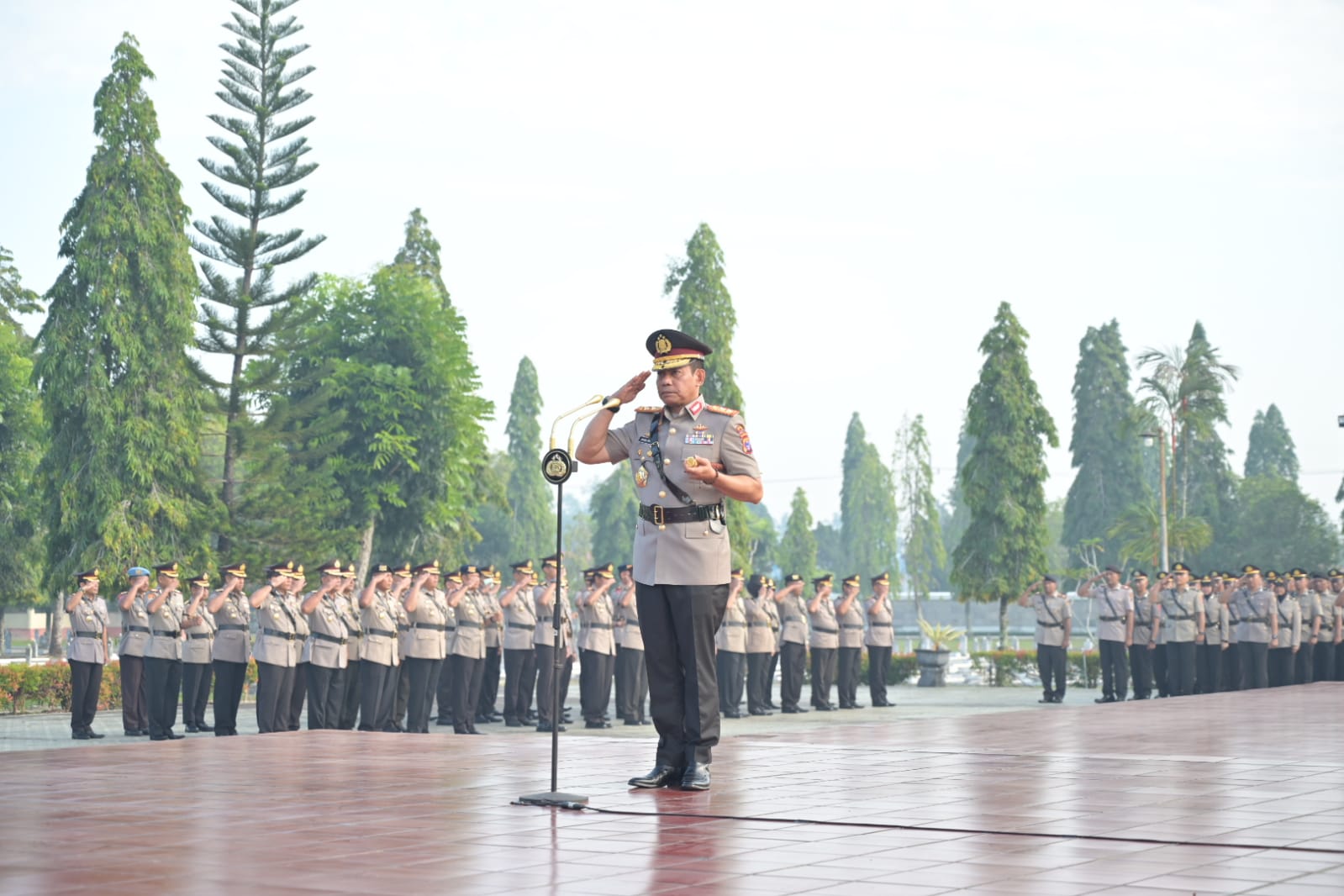 Hari Bhayangkara ke 77, Kapolda Kalsel Gelar Tabur Bunga di TMP