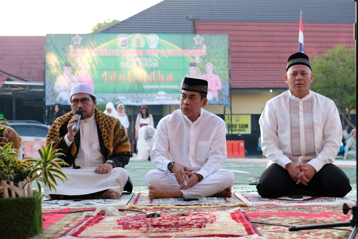 Kebersamaan !!! Kapolda Kalsel dan Masyarakat Shalat Idul Adha