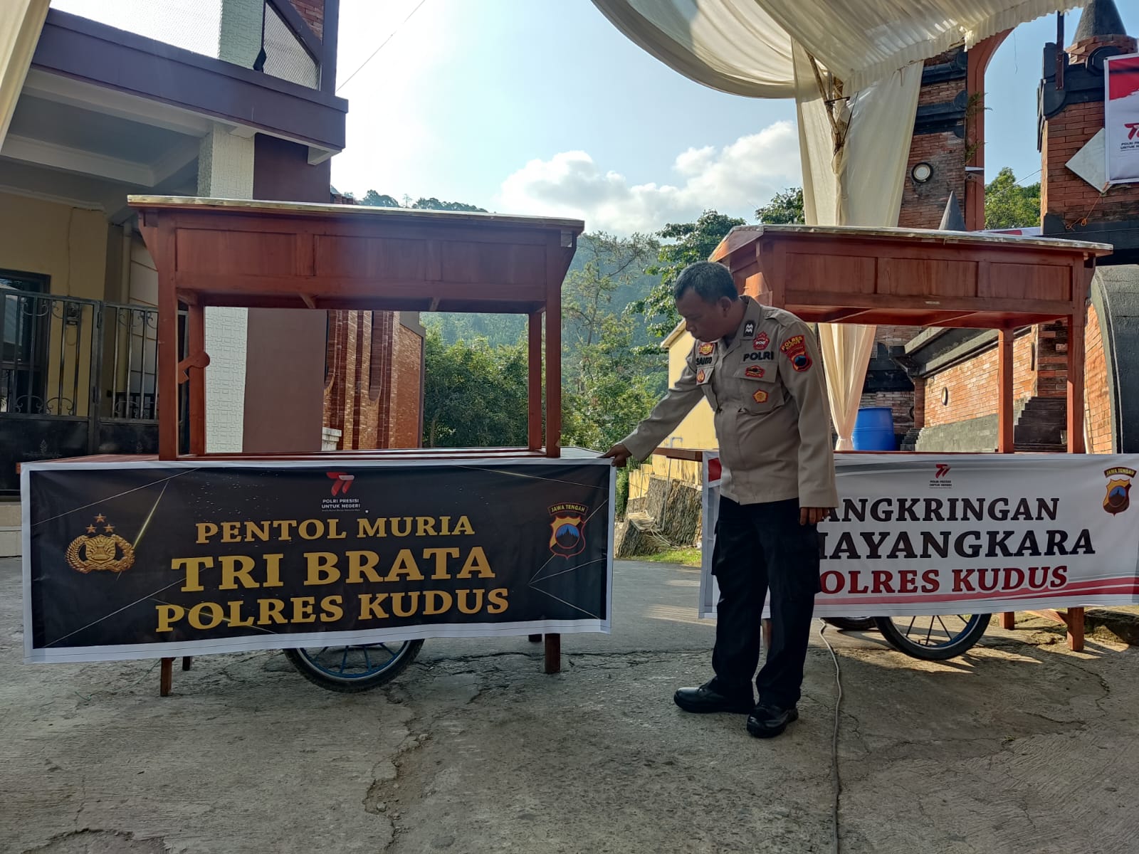 Bhayangkara ke 77, Polres Kudus Serahkan Dua Gerobak UMKM