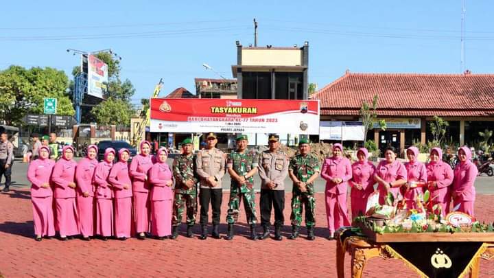 Kejutan !!! Polres Jepara Diserbu Anggota TNI
