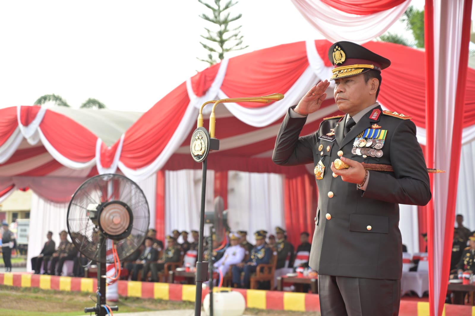 Hari Bhayangkara ke 77, Polda Kalsel Berikan Penghargaan ke Personil Polri