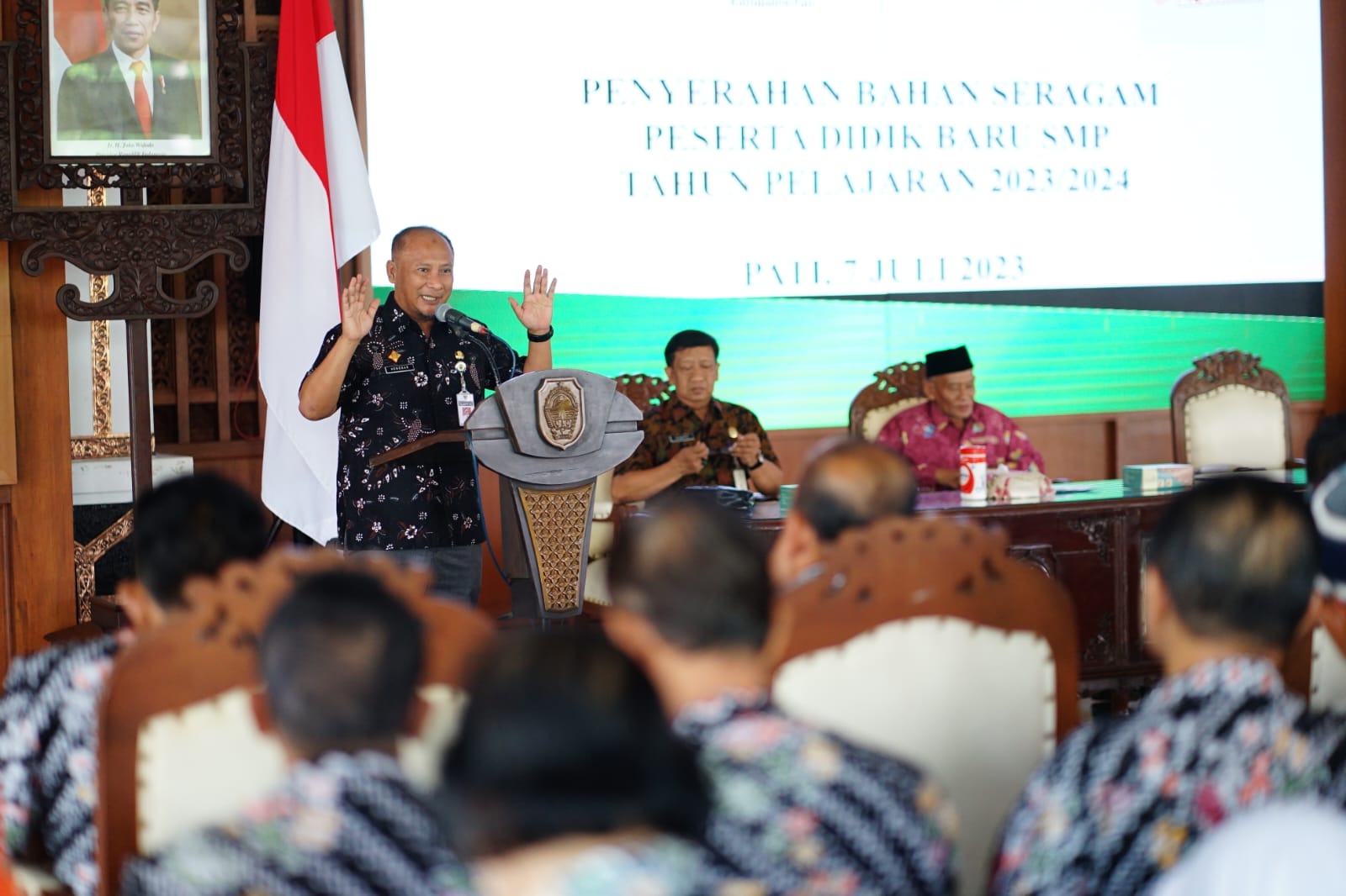 Henggar : Ratusan Siswa Baru Terima Bantuan Bahan Seragam