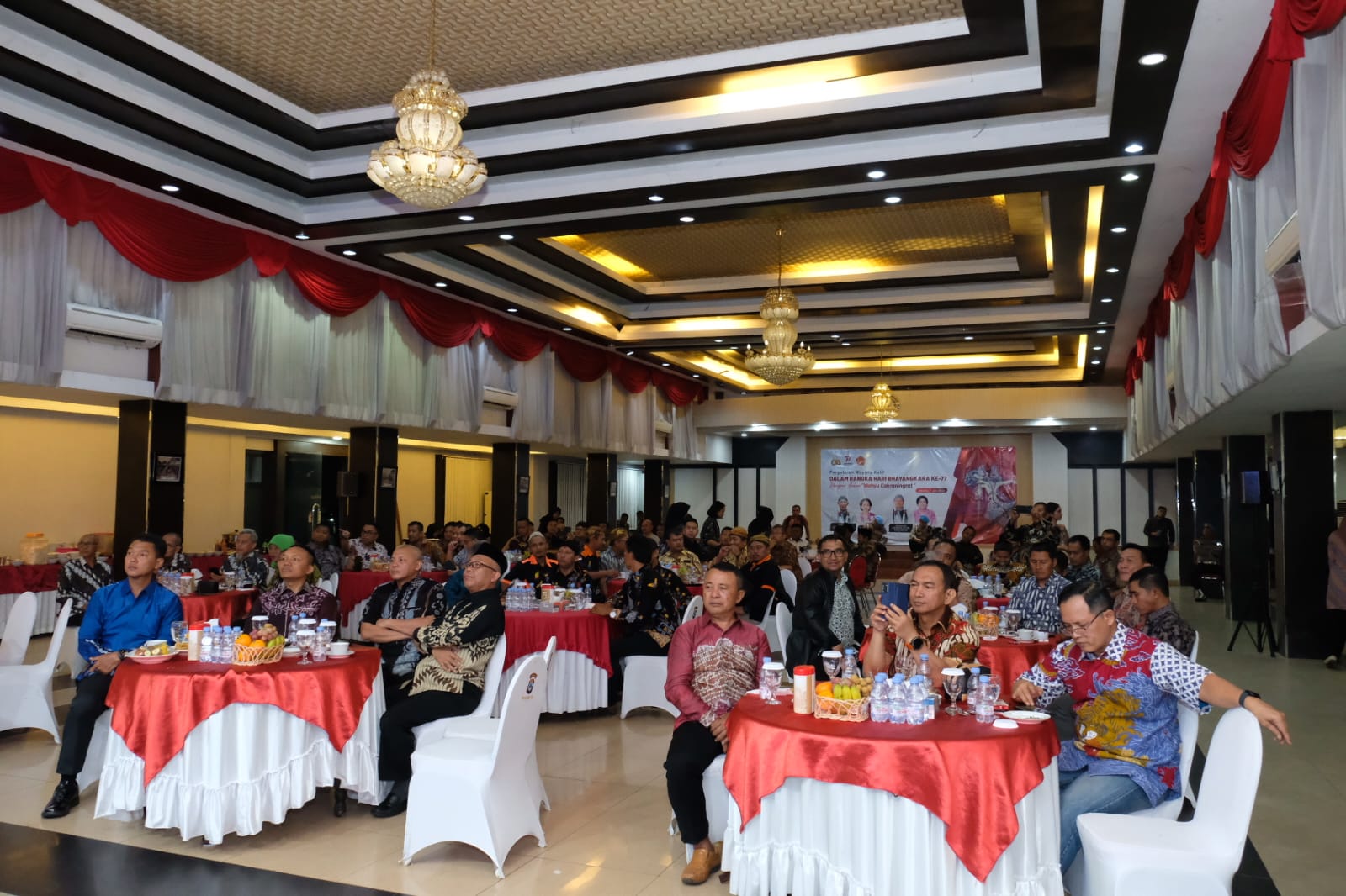 Nonton Bareng Pagelaran Wayang Kulit, Begini Respon Wakapolda Kalsel