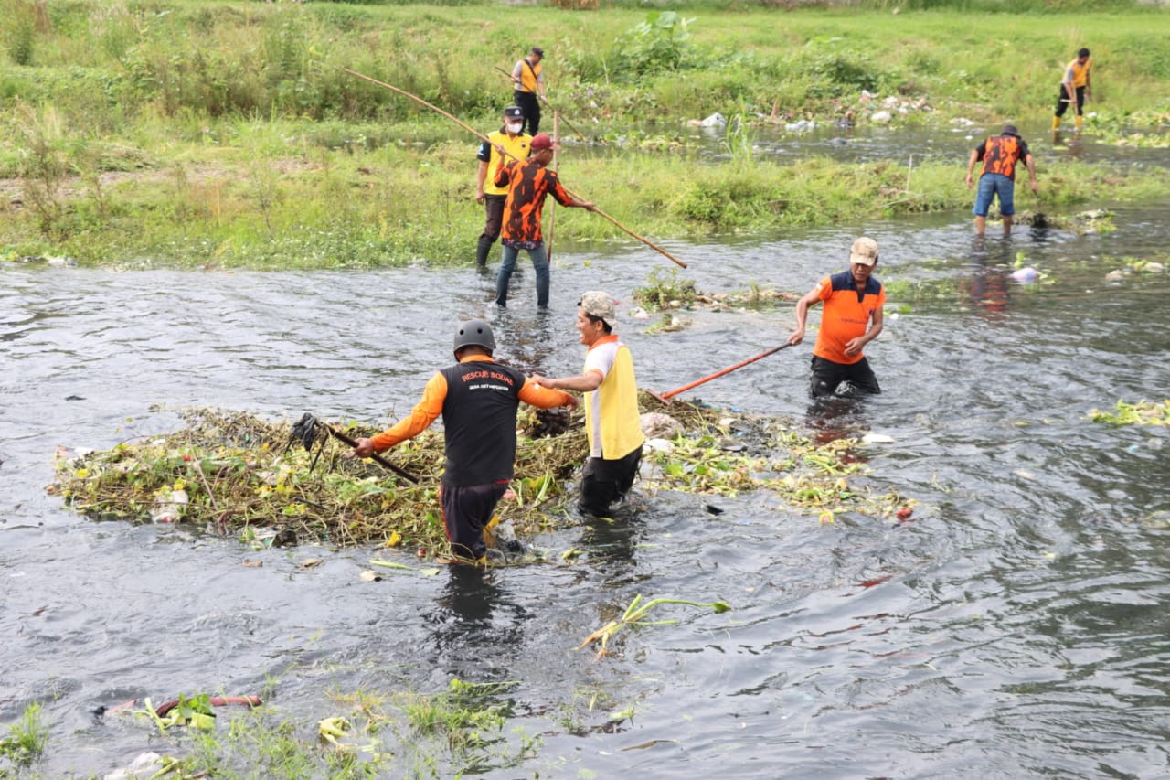 Soladaritas Kompak !!! Polres Kudus Bersih – Bersih Sungai