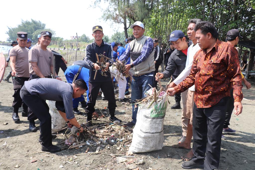 Peduli Lingkungan, Polres Kendal Bersihkan Sampah di Pantai Ngebum