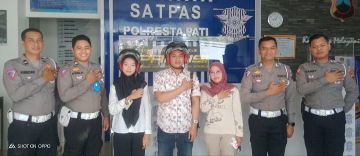 Patuhi Lalu Lintas, Bripka Hery Prayitno Bagikan Helm Gratis ke Pemohon SIM