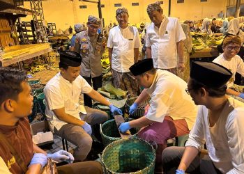 Menarik !!! Kapolres Kudus dan Wakapolres Nikmati Nasi Jangkrik