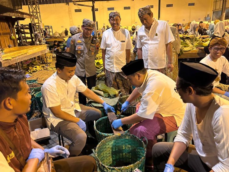 Menarik !!! Kapolres Kudus dan Wakapolres Nikmati Nasi Jangkrik