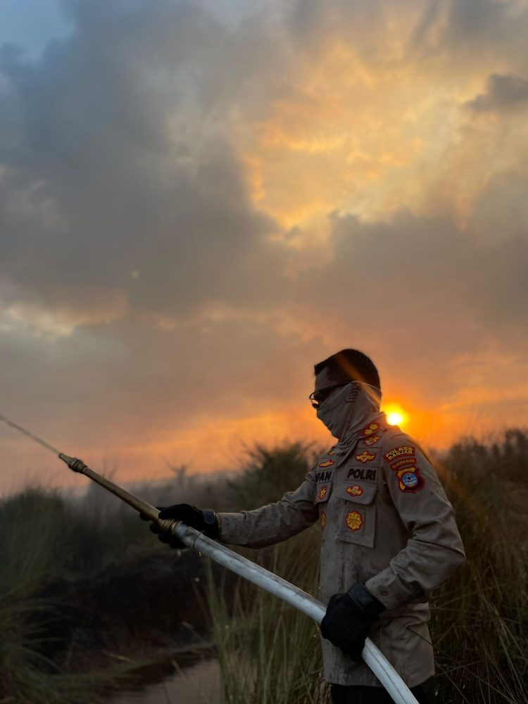 Antisipasi Kerusakan Hutan, Kapolres Banjar Gelar Pemadaman