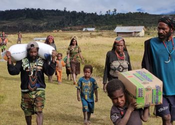 Masyarakat Papua Tengah Terima Bantuan dari Kapolri