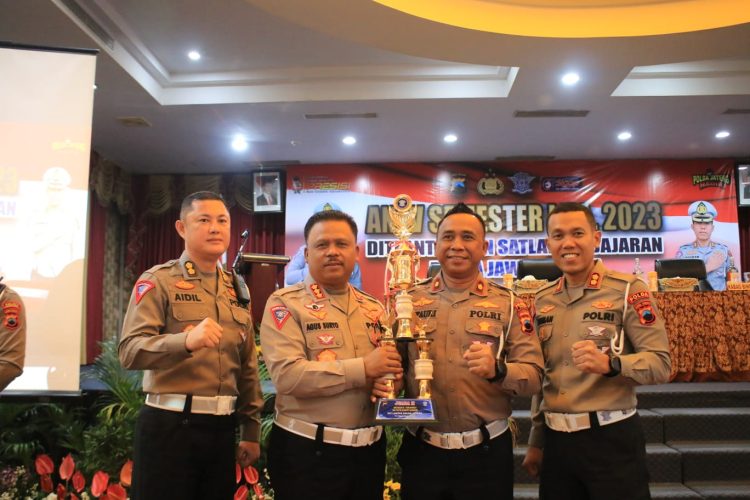 Pelayanan Lalu Lintas Pati Terbaik, Dirlantas Polda Jateng Berikan Penghargaan