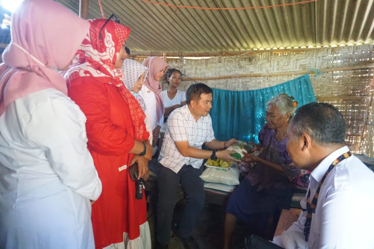 Gerak Cepat, Kades Dukuhseti Salurkan Bantuan ke Mbah Kartini