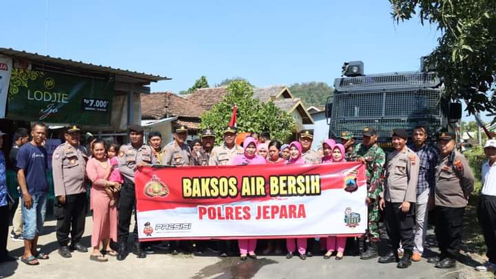 Warga Antri, Polres Jepara Kirim Bantuan Air Bersih