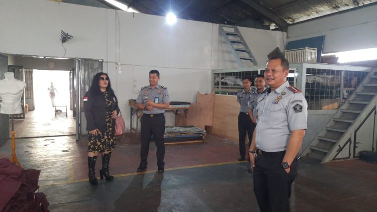 Berkualitas dan Punya Nilai Jual, Dra. Kasihhati : Hasil Konfeksi Karya Warga Binaan Lapas Narkotika Kelas II A Bandung