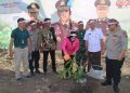 Puluhan Petugas Gabungan Tanam Pohon