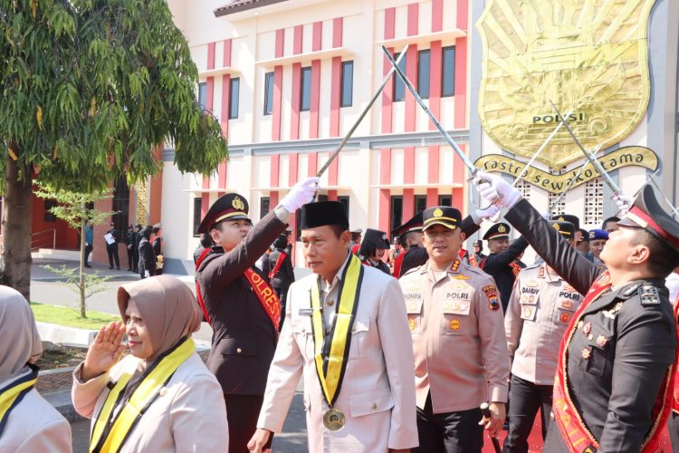 Anggota Polri dan PNS Polri Laksanakan Wisuda Purna