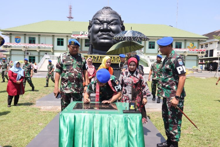 Kunker ke Kalbar, Wadanpuspomad Peresmian Patung Gajah Mada