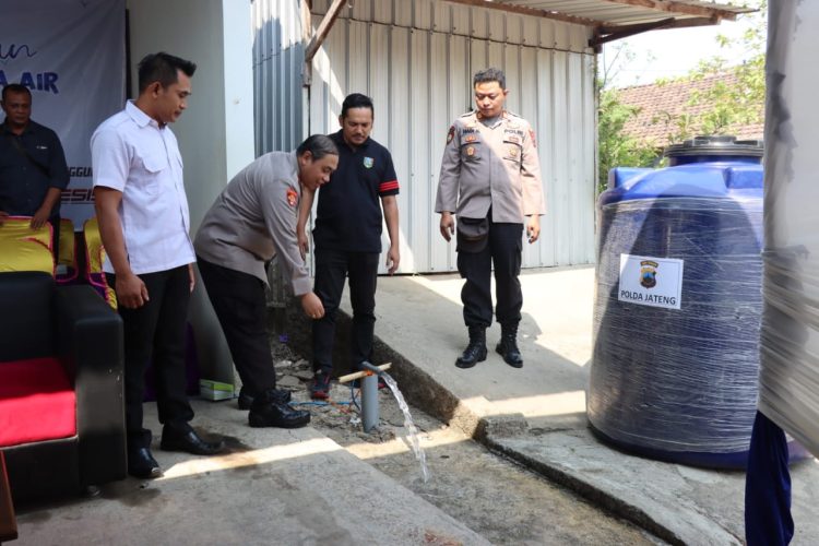 Kepedulian Polri Terhadap Lingkungan, Kapolres Kudus Berikan Bantuan