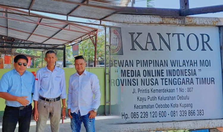 Andre Lado Serah Terima Media Subsidi MOI NTT Kepada Advokat Peradi Oelamasi