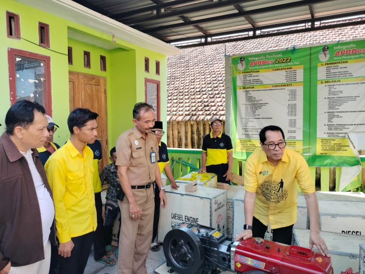 Aspirasi Gratis !!! Firman Serahterimakan Bantuan Alat Mesin Diesel ke Nelayan Desa Pecangaan