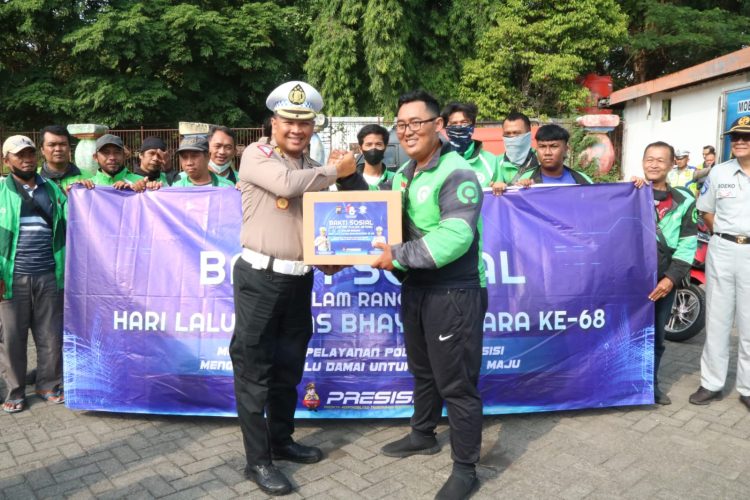 Warga Terima Bansos, Ditlantas Polda Jateng Memeriahkan Hari Lalu Lintas Bhayangkara ke 68