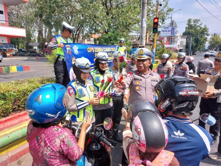 Para Pengendara Kaget, Satlantas Polresta Pati Beri Kejutan