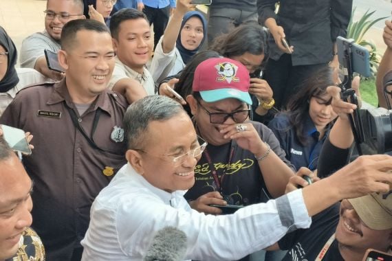 Resmi Ditetapkan Tersangka, Karen Sebut Cek Ada Tanda Tangan