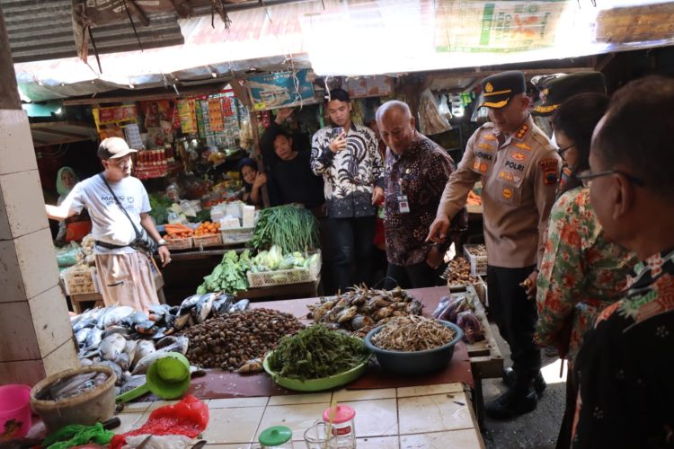Bahan Pokok Stabil, Kapolresta Pati Cek Harga Sembako