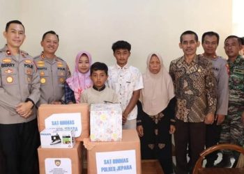 Warsiah Bahagia !!! Kapolres Jepara Serahkan Rumah Layak Huni