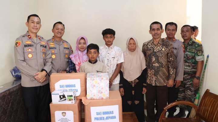 Warsiah Bahagia !!! Kapolres Jepara Serahkan Rumah Layak Huni