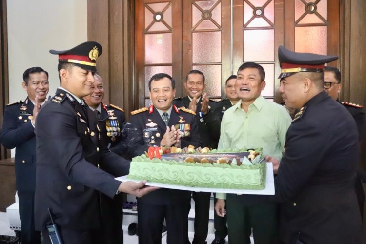 TNI – Polri Solid, Kapolda Jateng Berikan Surprise di Momen HUT TNI ke 78