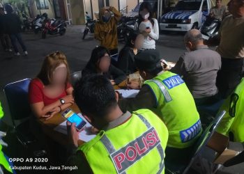 Tempat Hiburan Dirazia, Polres Kudus Amankan 54 Miras Berbagai Merk dan Pengunjung Beserta Pemandu Karaeke
