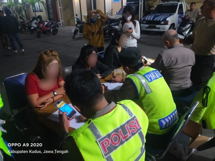 Tempat Hiburan Dirazia, Polres Kudus Amankan 54 Miras Berbagai Merk dan Pengunjung Beserta Pemandu Karaeke